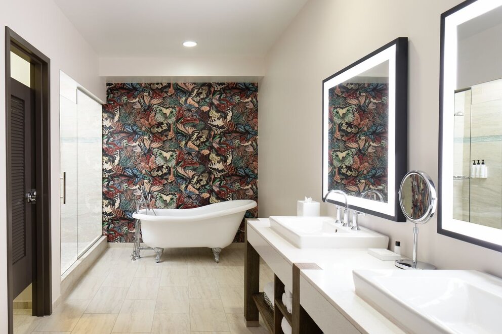 mayflower suite bathroom